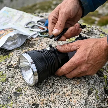 Lampe torche solaire et secteur