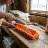 Mangeoire linéaire à trous plastique 30 cm poussins et cailles - Orange GAUN