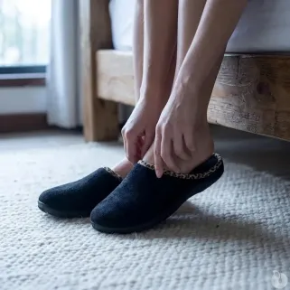Chaussons mules Tara noirs effet pêche bordure léopard textile
