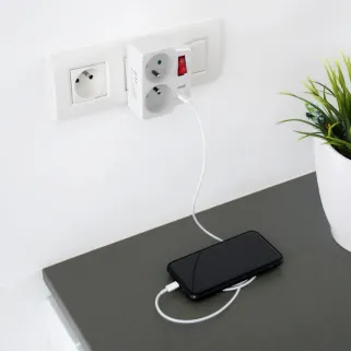 Multiprise Murale Duo USB avec 2 Prises Secteur - Charge Rapide et Sécurisée