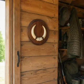 Plateau rond défenses de sanglier en chêne foncé ciré Ø22 cm | Ducatillon