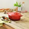 Cocotte en fonte rouge tous feux diamètre 34 capacité 5,3 L Cocotte en fonte rouge tous feux diamètre 34 capacité 5,3 L