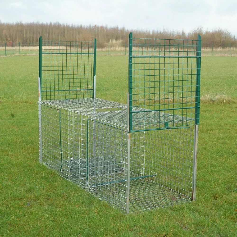 Cage grillagée de grande taille à deux accès