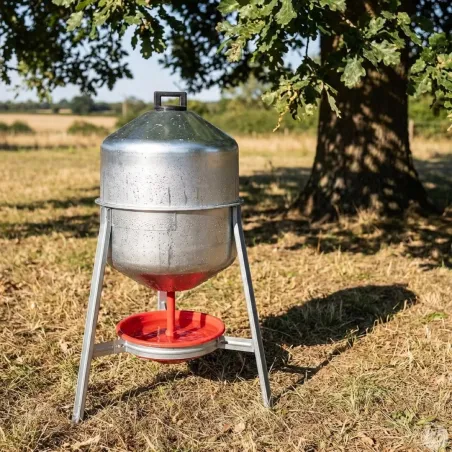 Abreuvoir poules et volailles 30 L en métal galvanisé sur pieds | Ducatillon