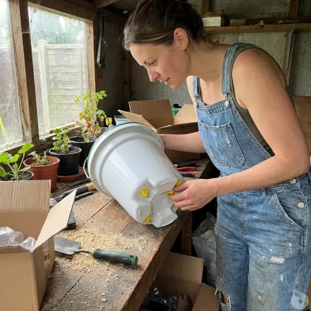 Abreuvoir seau 3 pipettes volailles capacité 12L avec kit suspension - Olba