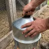 Abreuvoir poules et volailles 30 L en métal galvanisé sur pieds | Ducatillon