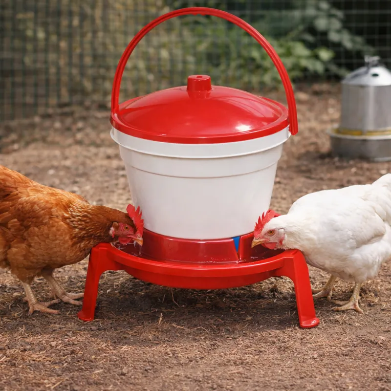 Abreuvoir seau avec poignée sur pieds 12L - Rouge et blanc - NOVITAL