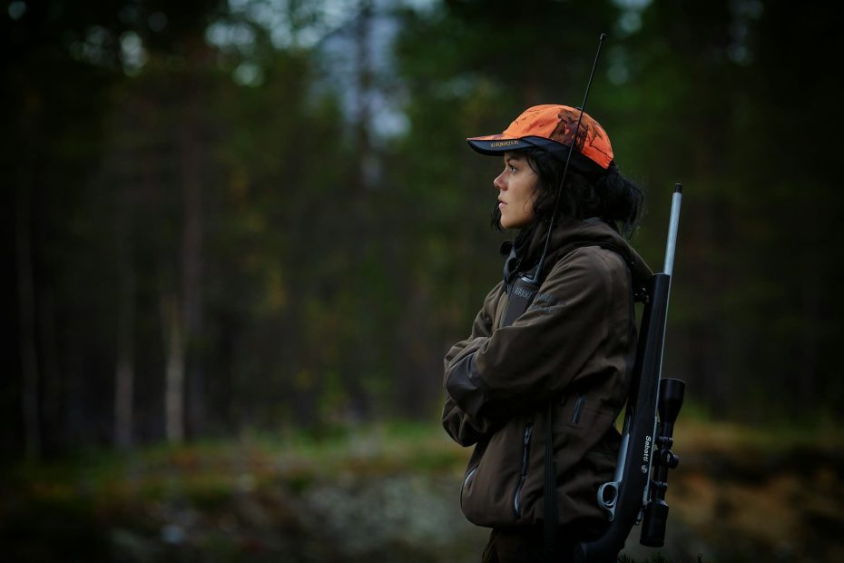 une chasseuse attend le gibier