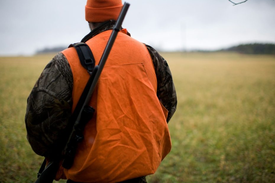 chasseur en habit fluo pour se signaliser